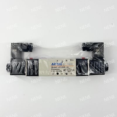 Ein solenoides Spulenventil AIRTAC 4V230P-08 für Druckanwendungen 5 Port 2 Position